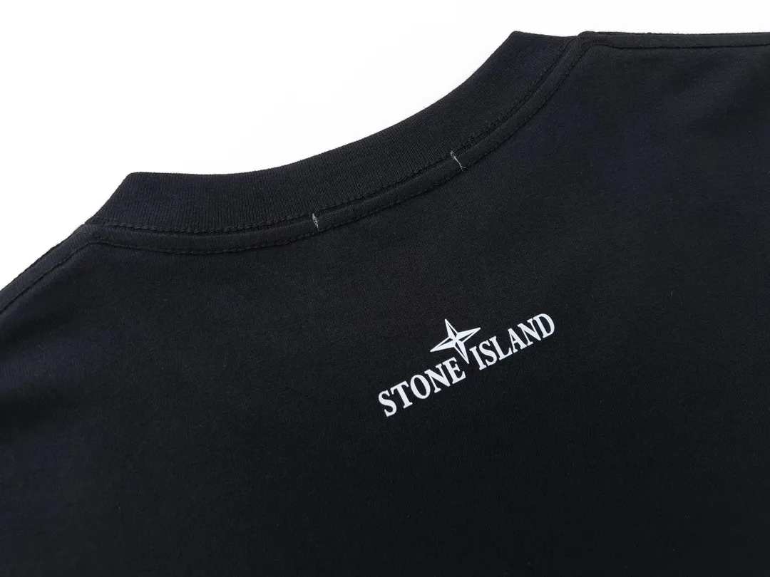 W615#P110💰 [Stone lsland/Stone Island summer new short-sleeved T-shirt with big compass print on the chest] ⚠️[Original creation with high control of details] - Made of 260 grams of combed cotton with 32-count double yarn, soft and comfortable to the touch, sweat-absorbent and breathable. - Simple, basic and versatile style, original quality, the first choice for couples. - Made in a large factory, four needles and five threads on the shoulder, neatly arranged, high quality workmanship. - Same style for men and women. Very versatile, one piece for everyone, details are clearly visible. Color: Black White Size: M L